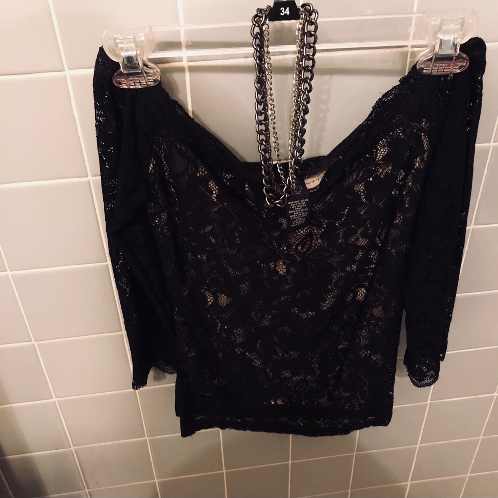 ⛓Black Laced off shoulder top 📸🎬